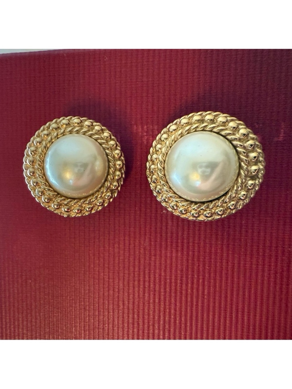 VINTAGE SIGNED CINER EARRINGS GOLD PLATE FAUX PEARL WHITE CENTER CLIPS
